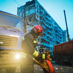 Обстріл багатоповерхівки в Дніпрі 14 січня. Фото: facebook.com/DSNSZP/