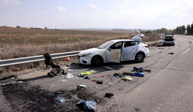 Первые фотографии из кибуца Кфар-Аза, где нашли тела 200 мирных жителей. Фото: REUTERS/Ronen Zvulun
