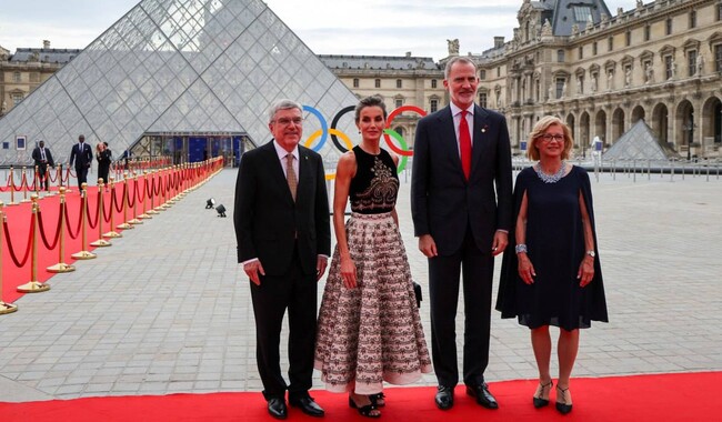 Король Испании Филипп VI и королева Летиция Фото: Louvre Arturo Holmes/Pool via REUTERS