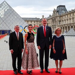 Король Испании Филипп VI и королева Летиция Фото: Louvre Arturo Holmes/Pool via REUTERS