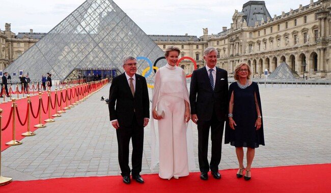 Королева Бельгии Матильда и ее муж, король Филипп Фото: Louvre Arturo Holmes/Pool via REUTERS